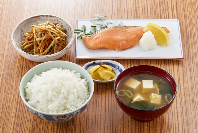 コンビニでも、自炊でも、外食でもバランスの取れた食事が大切である